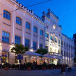 beleuchtetes Rathaus am Abend
